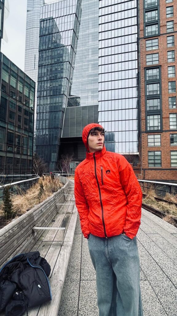 Persona usando ropa de montaña en la ciudad con estilo gorpcore urbano