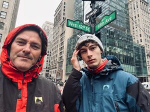 Estilo gorpcore con campera outdoor y ropa de montaña en la ciudad